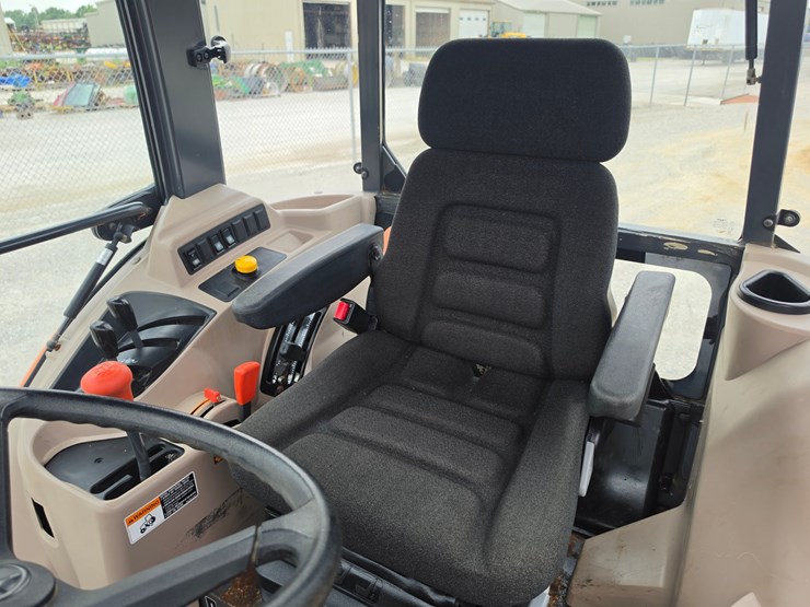 2017-kubota-m7060-image-14