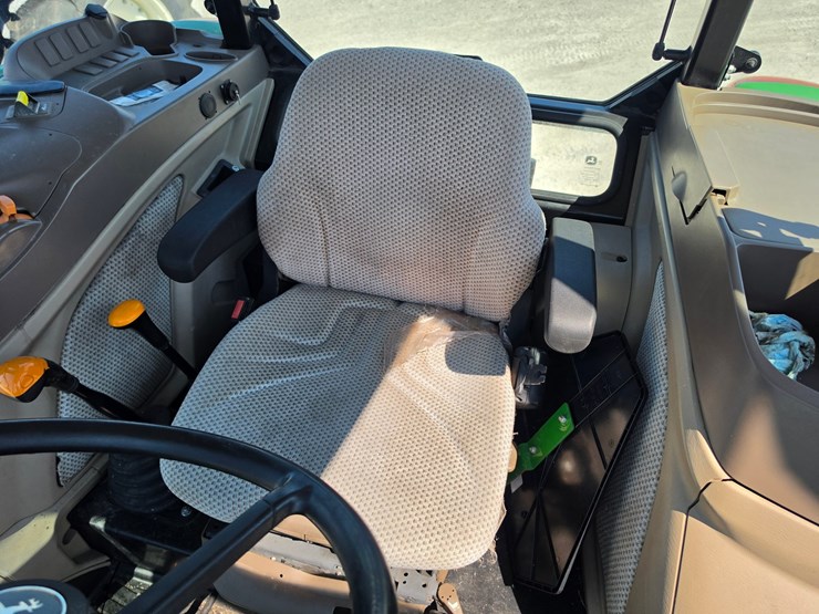 2020-john-deere-6105e-image-8