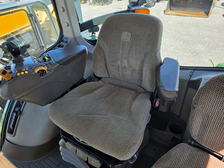 2014-john-deere-7210r-image-11
