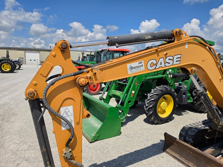 2019-case-cx37c-image-2