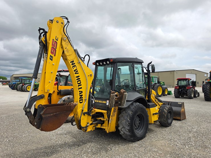 2022-new-holland-b95c-image-11