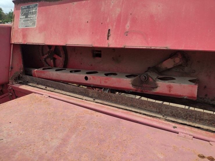 new-holland-320-image-19