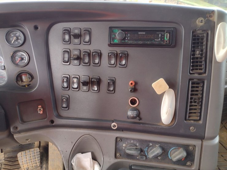 freightliner-114sd-image-9