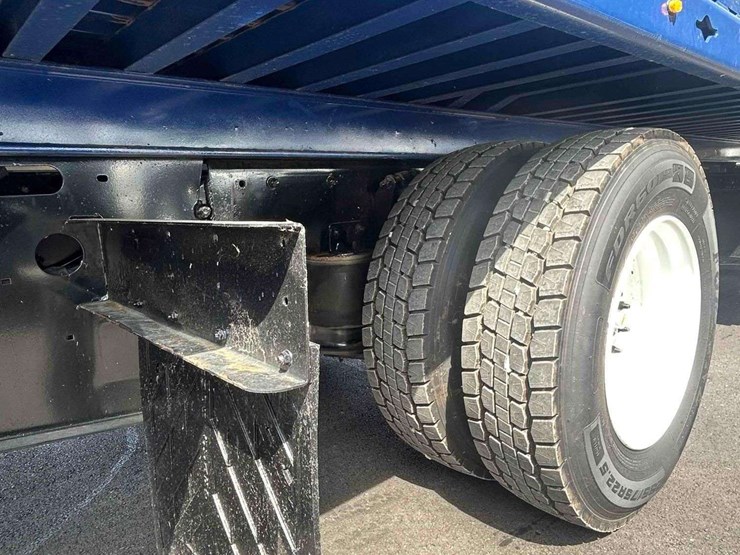 2018-freightliner-m2-106-image-39