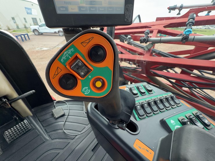 2009-case-ih-4420-self-propelled-sprayer-image-58