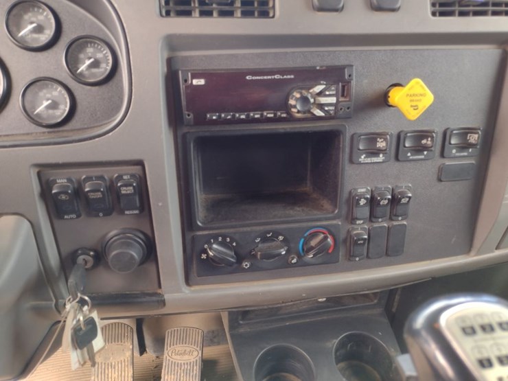 peterbilt-348-image-9