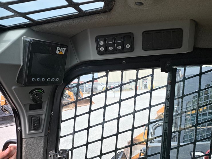 2016-caterpillar-259d-image-10