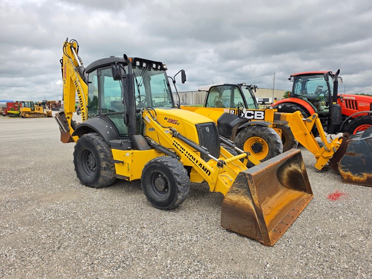 2022-new-holland-b95c-image-1