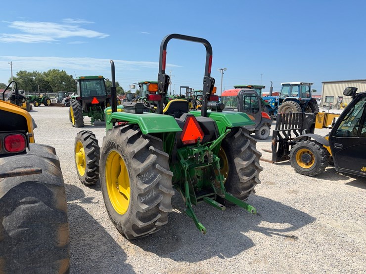 2011-john-deere-5065e-image-12