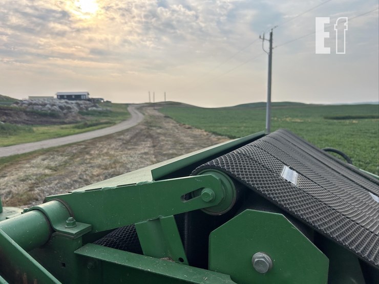 2010-john-deere-568-image-44