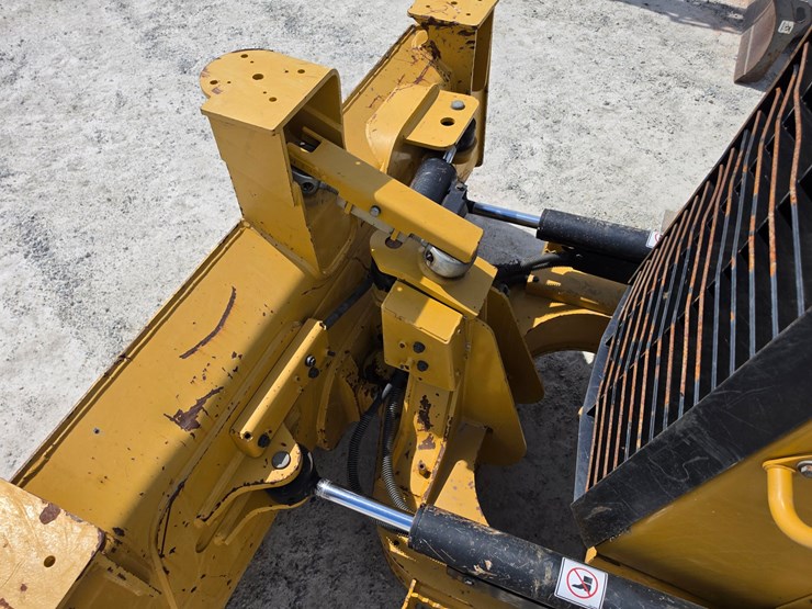 2021-caterpillar-d1-image-19