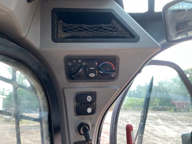 caterpillar-242d-image-36