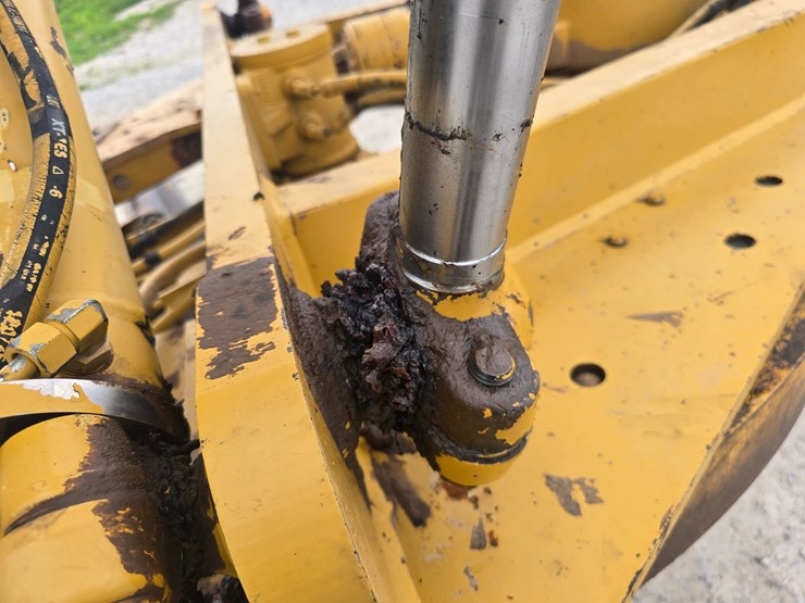 2007-caterpillar-12h-image-45