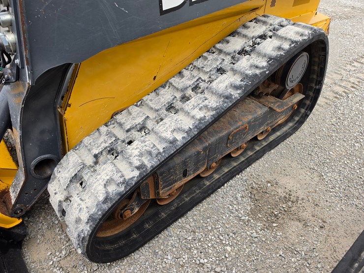 2015-deere-323e-image-23