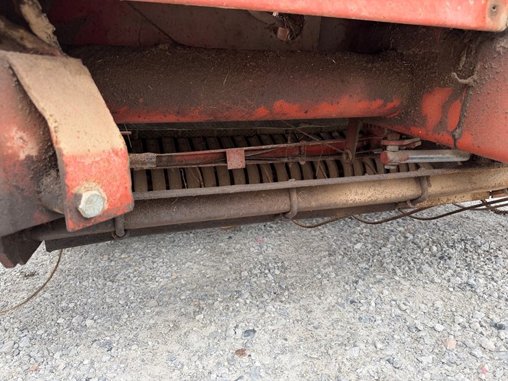 hesston-560-image-3