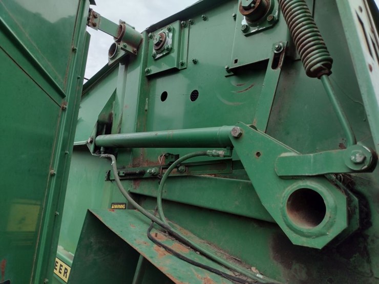 john-deere-330-image-8