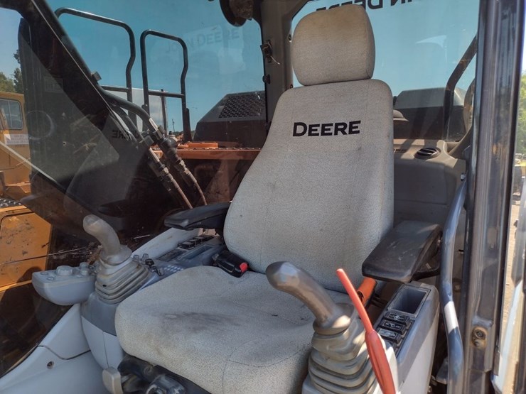 deere-210g-lc-image-11