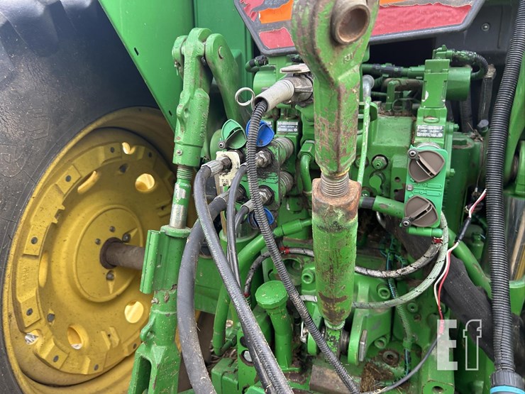 2010-john-deere-568-image-11