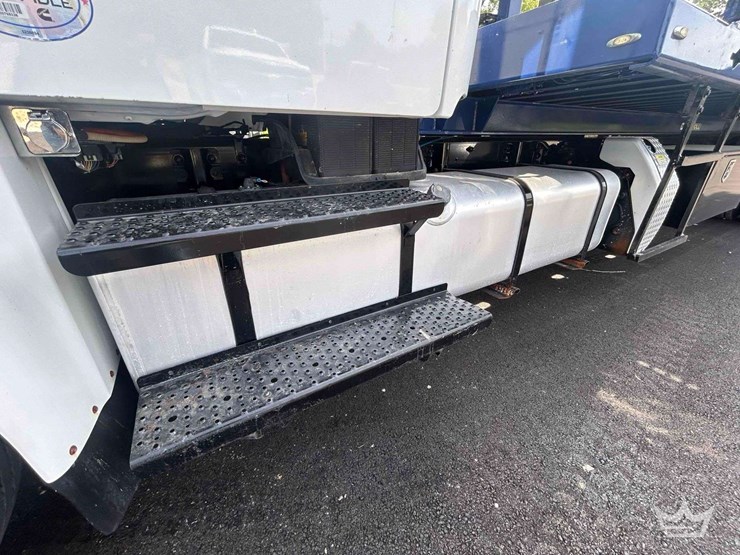 2018-freightliner-m2-106-image-29