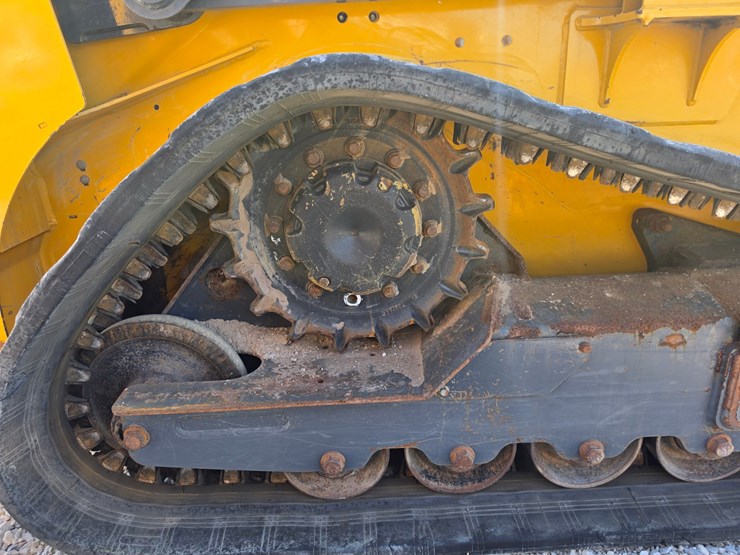 2023-deere-317g-image-22