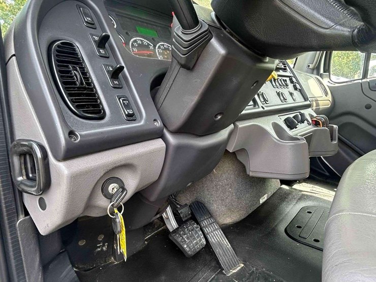 2018-freightliner-m2-106-image-50