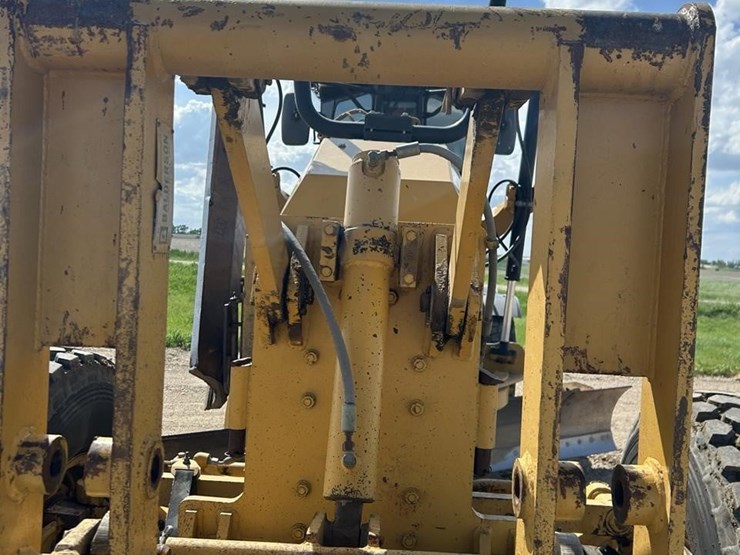 2011-caterpillar-140m2-awd-image-20