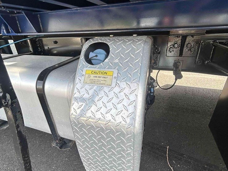 2018-freightliner-m2-106-image-33