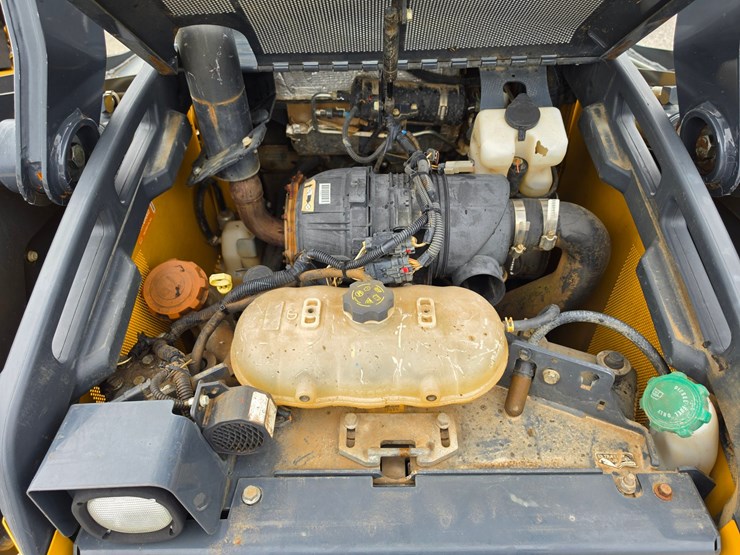 2015-deere-323e-image-18