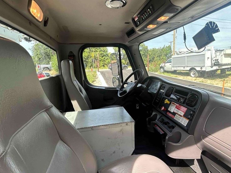 2019-freightliner-m2-106-image-53