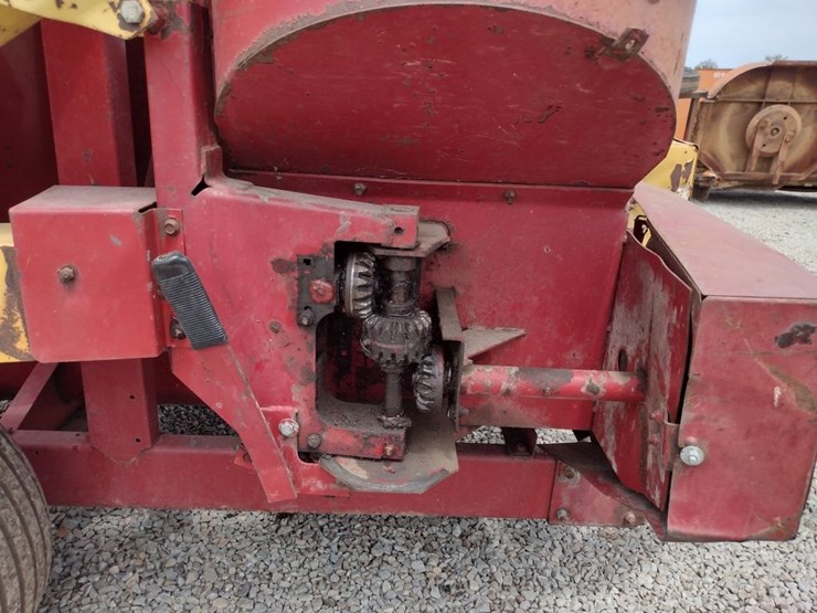 new-holland-355-image-11