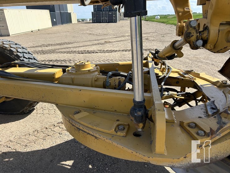 2011-caterpillar-140m2-awd-image-9
