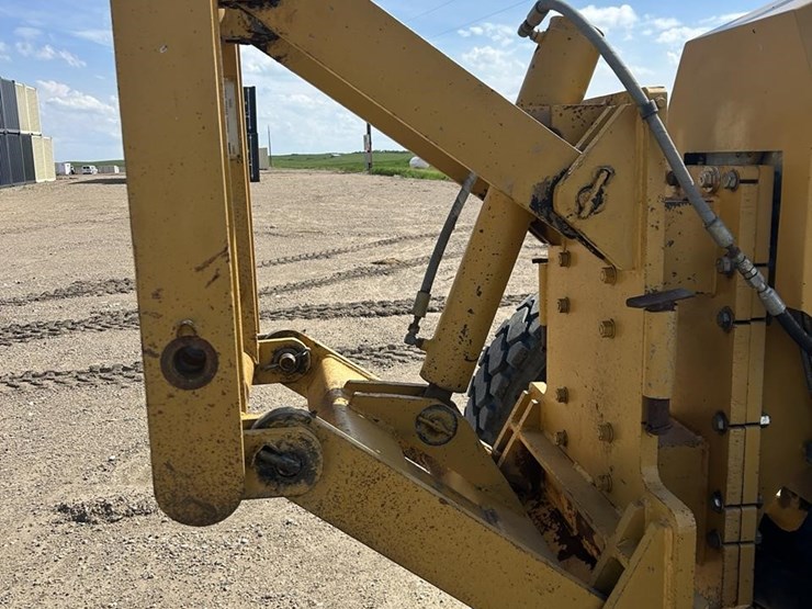 2011-caterpillar-140m2-awd-image-18
