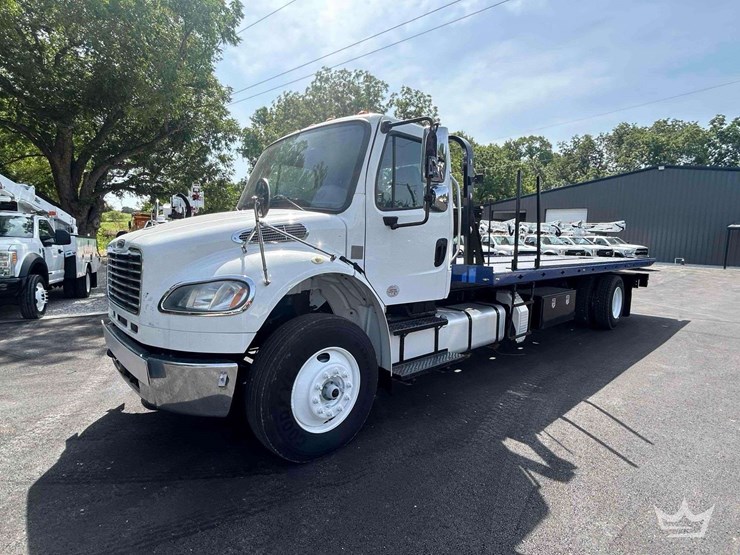 2018-freightliner-m2-106-image-1