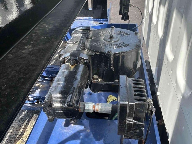 2018-freightliner-m2-106-image-22