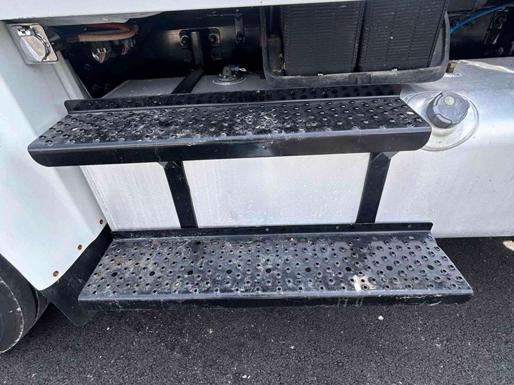 2018-freightliner-m2-106-image-30