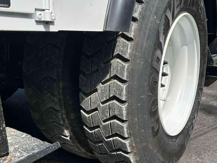 2019-freightliner-m2-106-image-56