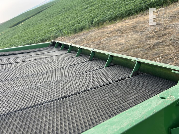 2010-john-deere-568-image-43