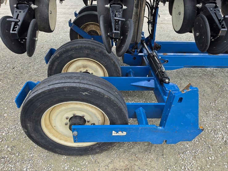 2013-kinze-3600-image-13