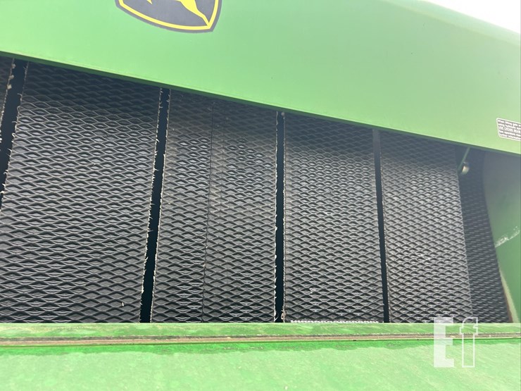 2010-john-deere-568-image-30