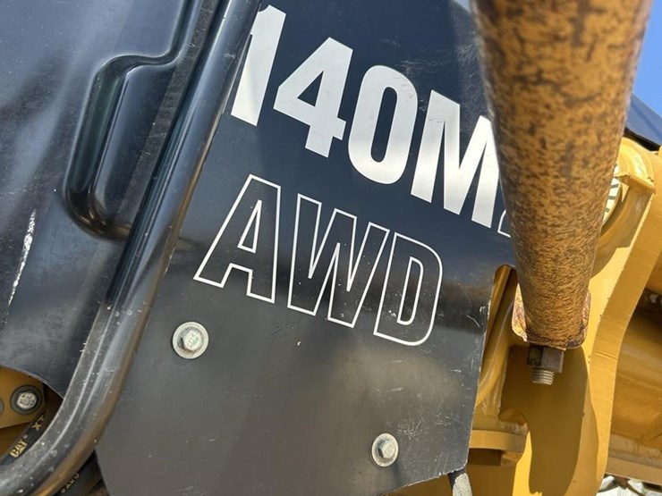 2011-caterpillar-140m2-awd-image-32
