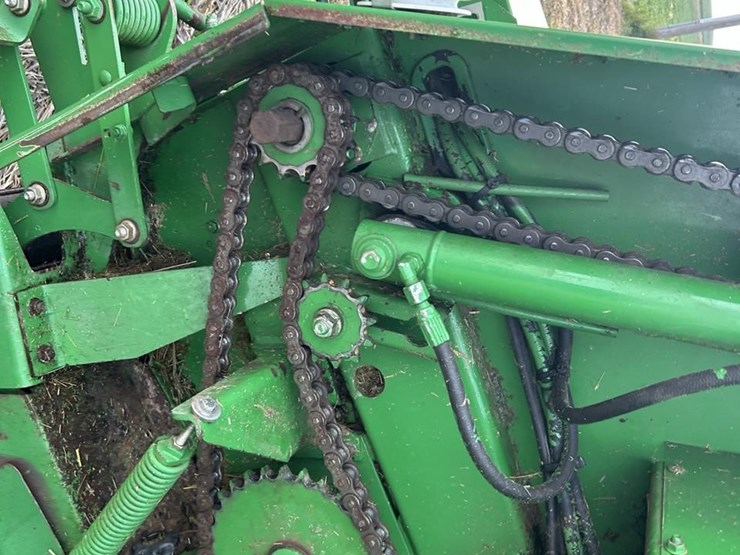 2010-john-deere-568-image-37