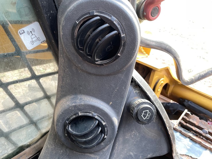 caterpillar-242d-image-39