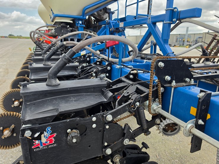 2013-kinze-3600-image-11