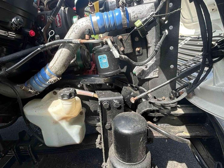 2019-freightliner-m2-106-image-36