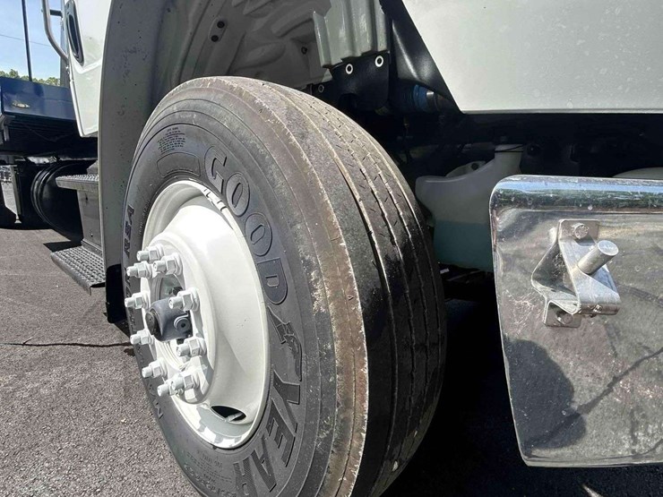 2018-freightliner-m2-106-image-84