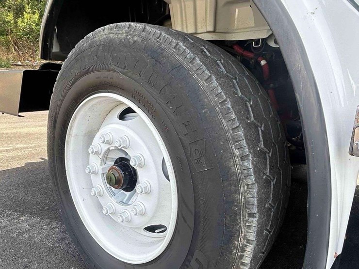 2019-freightliner-m2-106-image-21