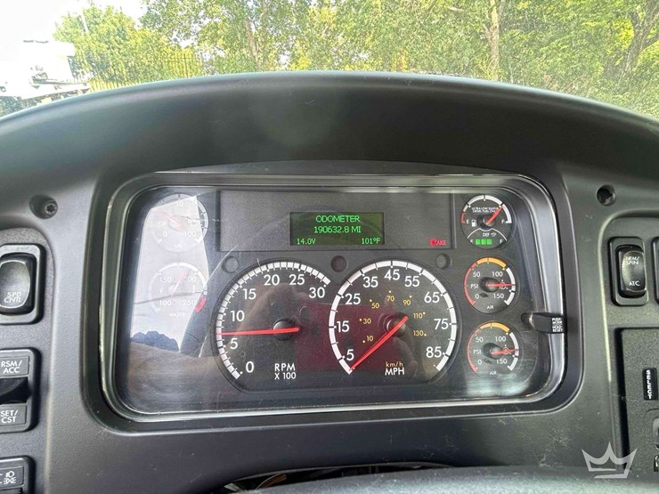 2018-freightliner-m2-106-image-7