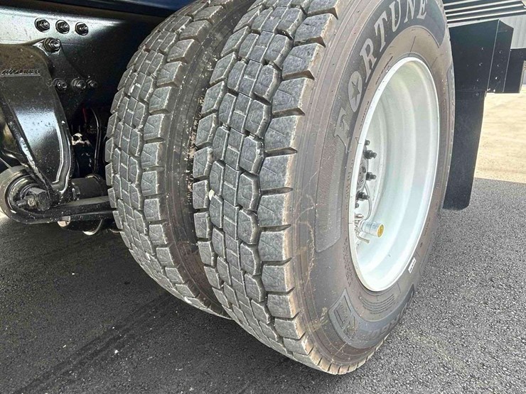 2018-freightliner-m2-106-image-75