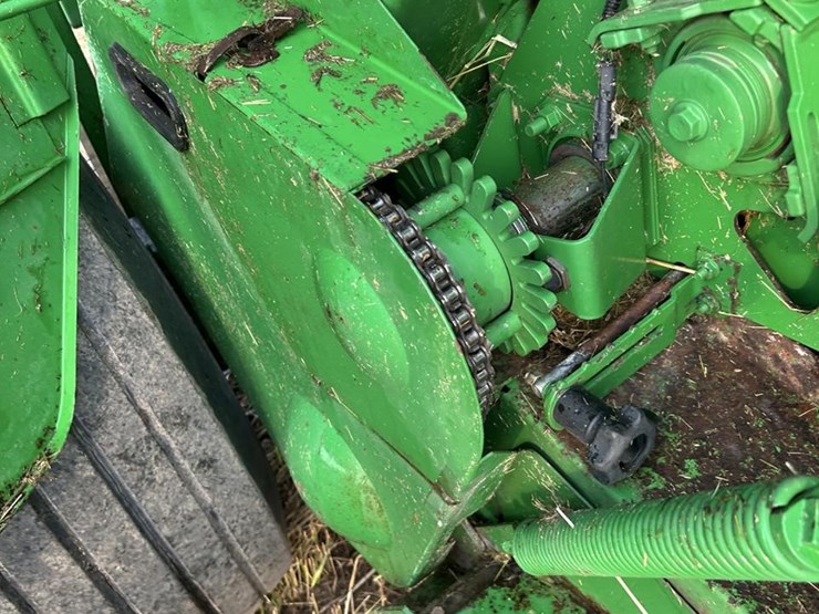 2010-john-deere-568-image-19