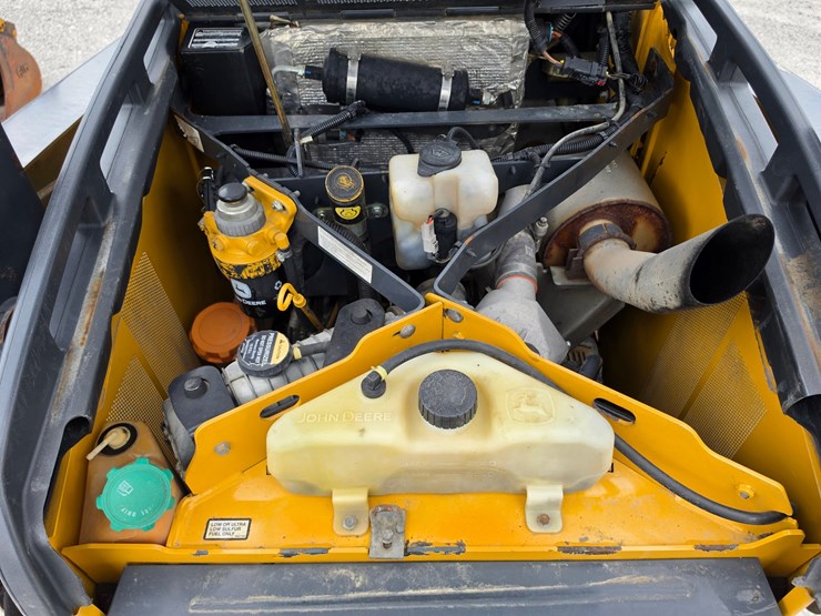 2013-deere-320d-image-17